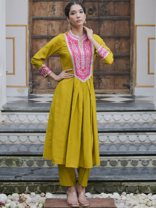 Dhiyona IE Women Ethnic Motifs Embroidered Pleated Mirror Work Kurta with Trousers