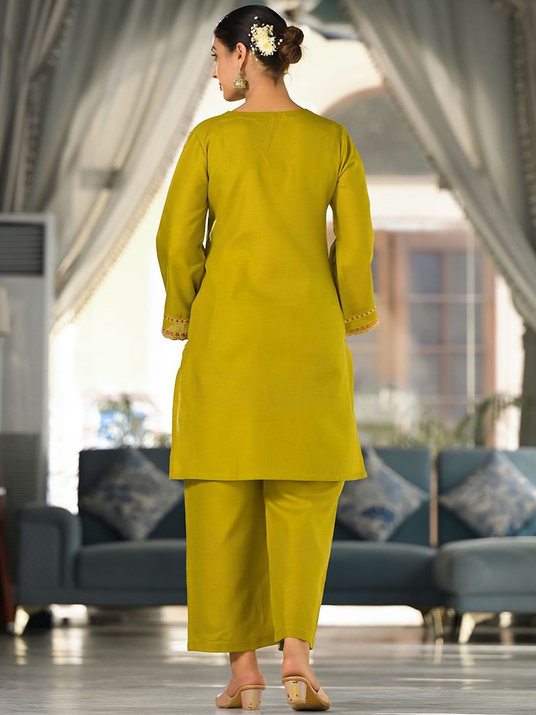 Dhiyona VA Women'sGreen Embroidered V-Neck Flared Sleeves Straight Kurta With Trousers