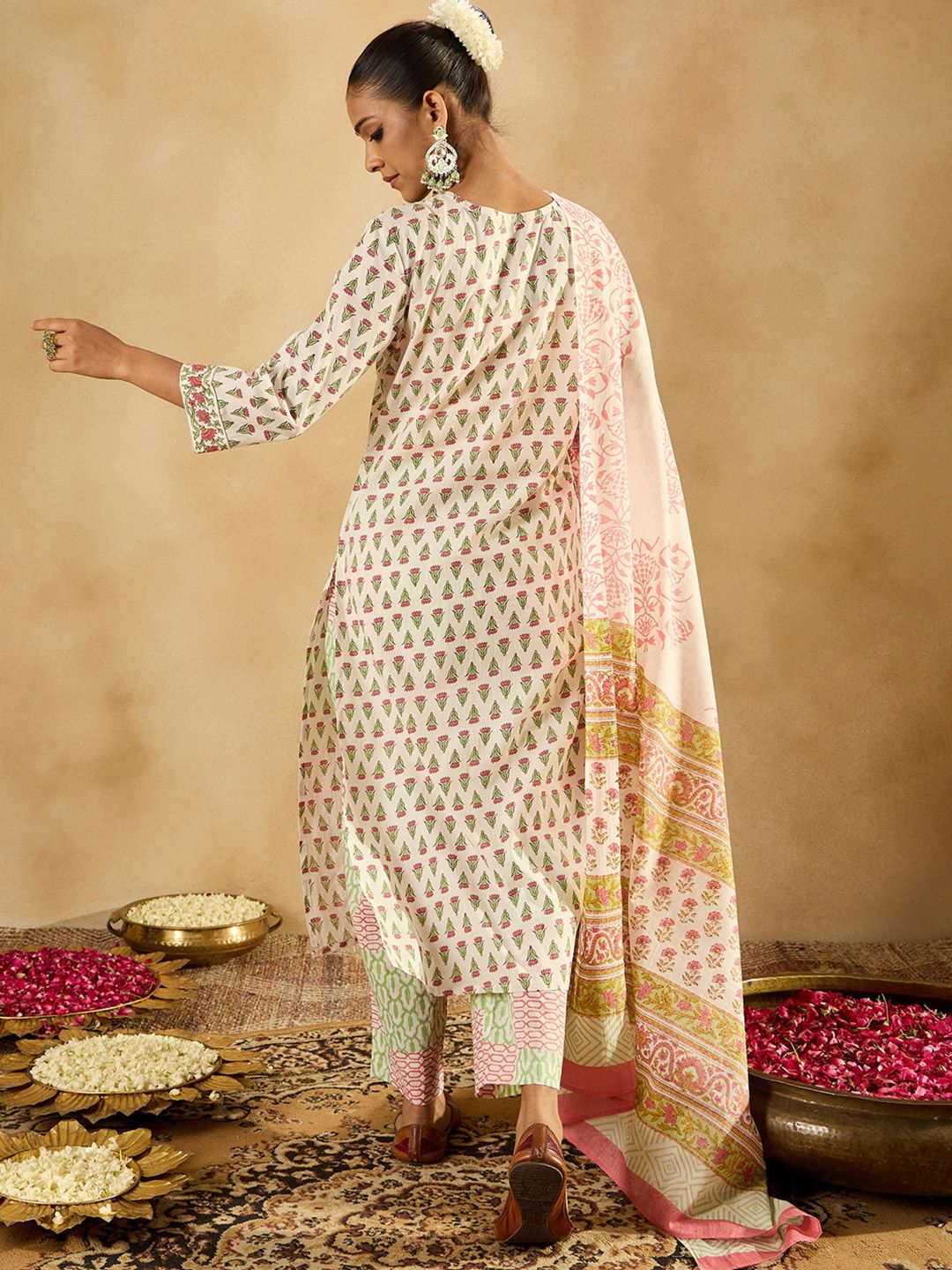 Dhiyona IE Women Floral Printed Regular Pure Cotton Kurta with Trousers & With Dupatta