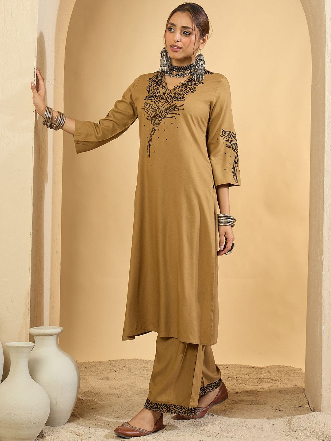 Women Floral Embroidered Regular Thread Work Kurta with Trousers