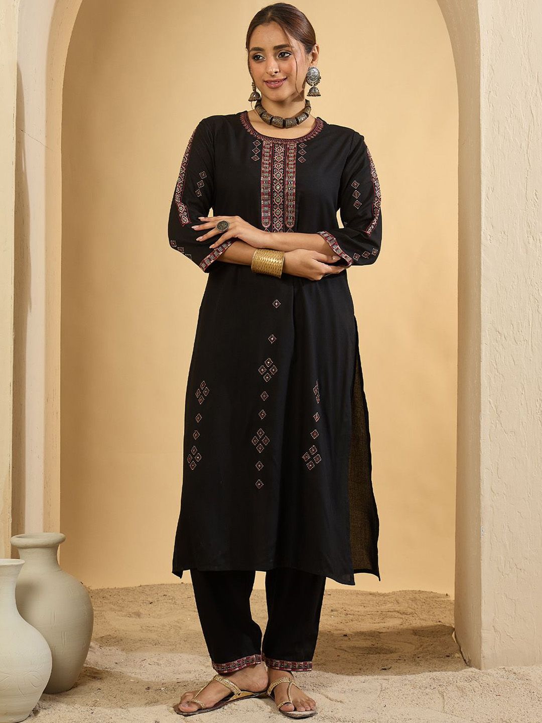 Women Ethnic Motifs Embroidered Regular Thread Work Kurta Sets