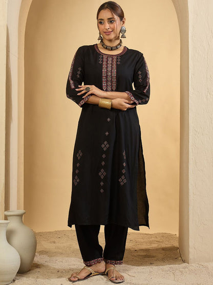 Women Ethnic Motifs Embroidered Regular Thread Work Kurta Sets