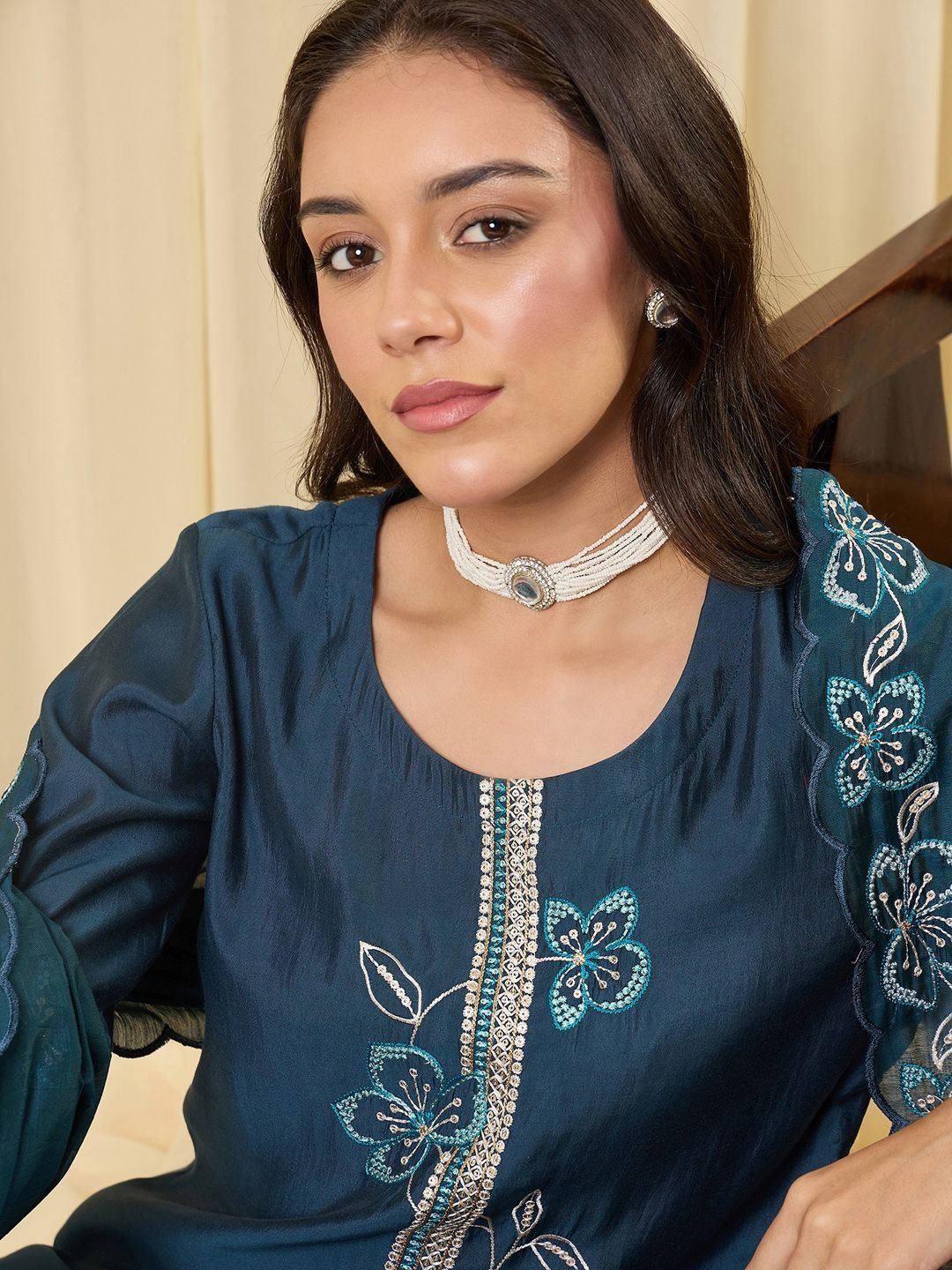 Women Floral Embroidered Regular Thread Work Kurta with Trousers & With Dupatta