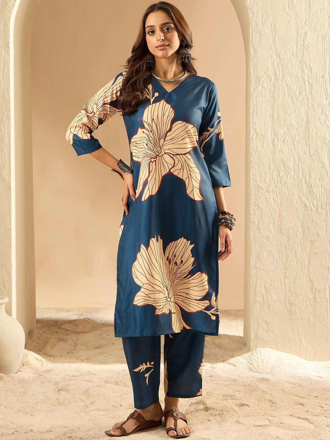 Dhiyona IE Women Floral Printed Straight Kurta with Trousers