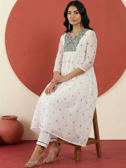 Dhiyona CH Women Ethnic Motifs Embroidered Empire Thread Work Kurta with Trousers