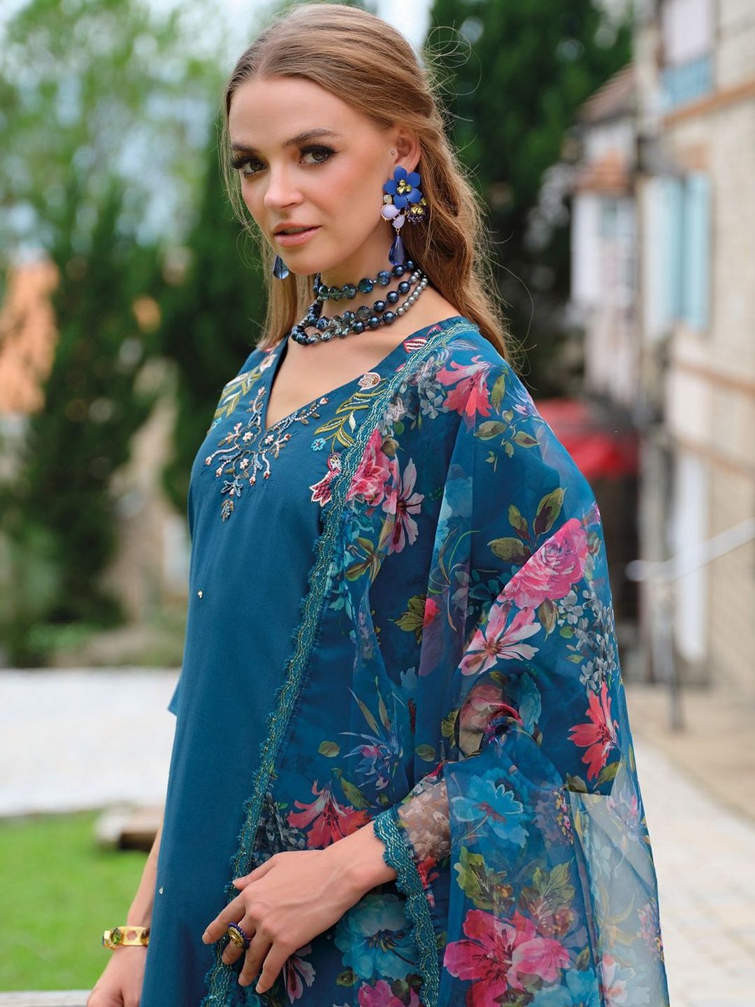 Women Floral Embroidered Regular Thread Work Liva Kurta with Trousers & With Dupatta