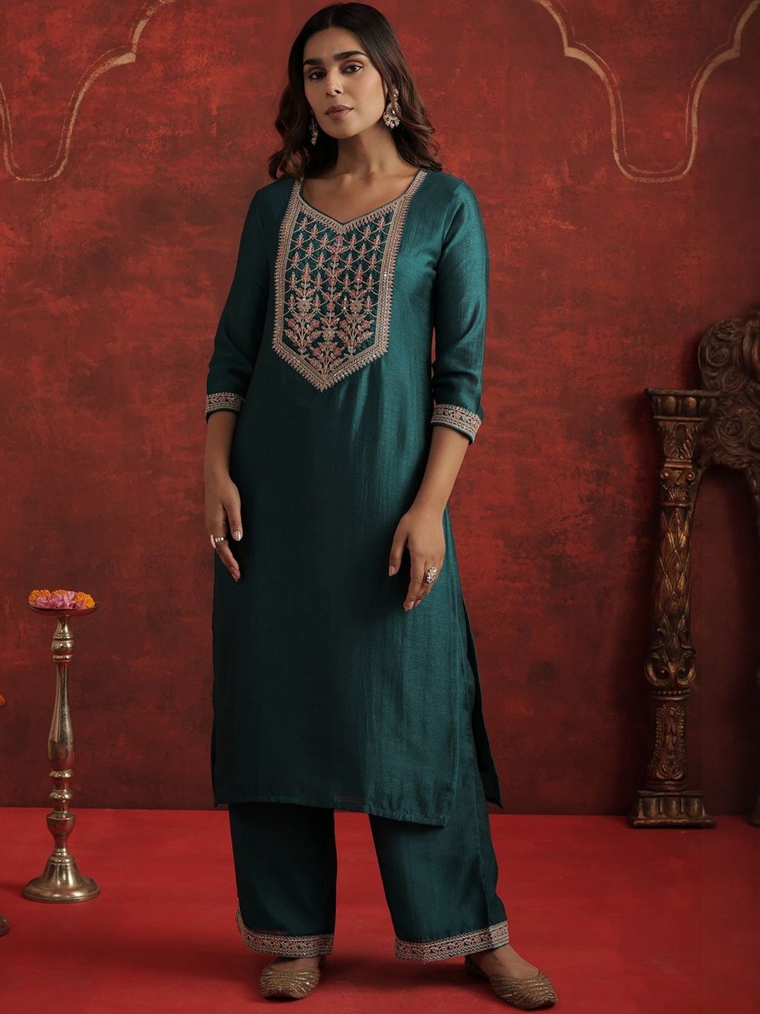Women Ethnic Motifs Embroidered Regular Liva Kurta with Trousers Kurta Sets