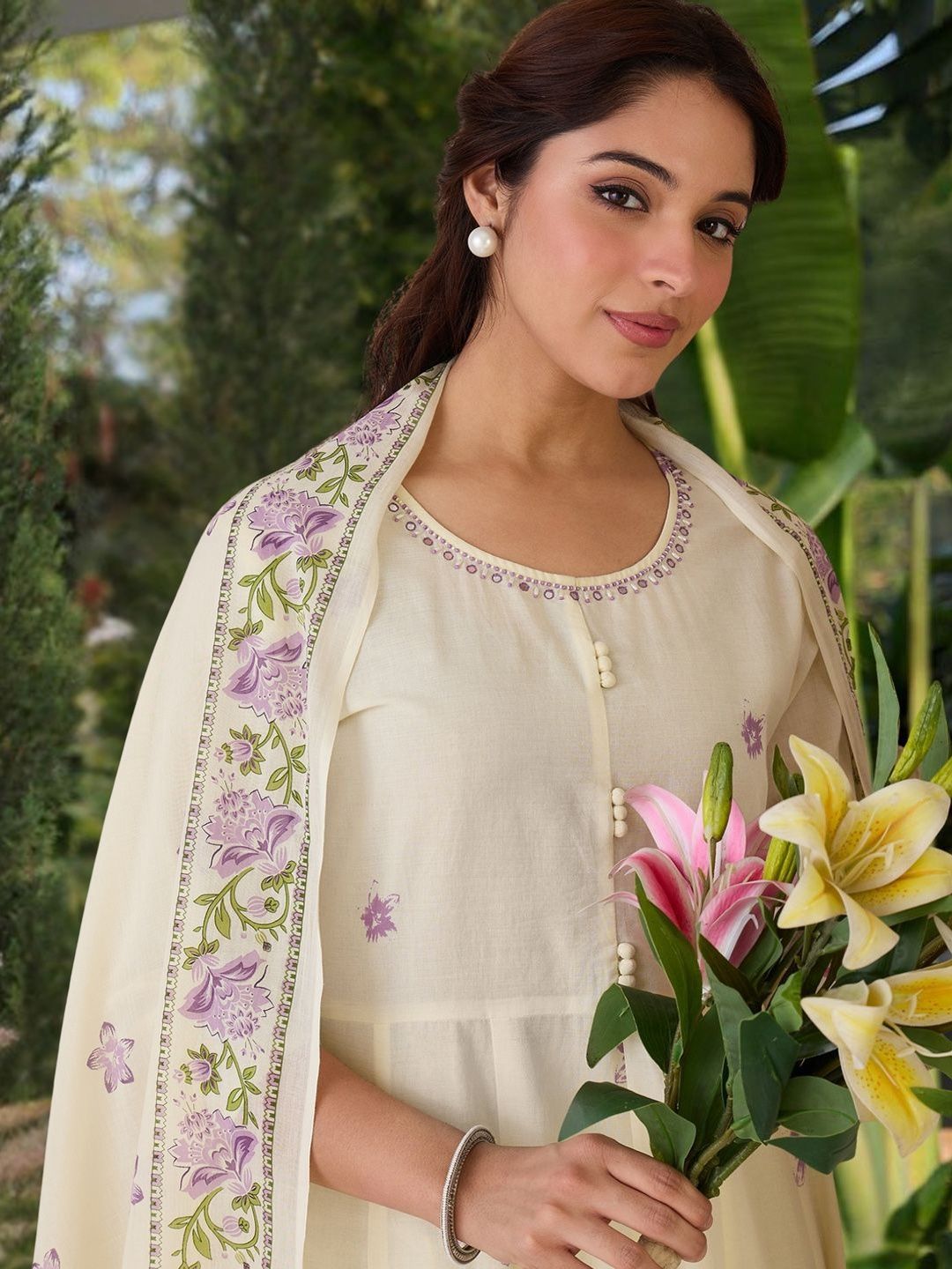 Dhiyona IE Women Floral Printed Panelled Thread Work Pure Cotton Kurta with Trousers & With Dupatta