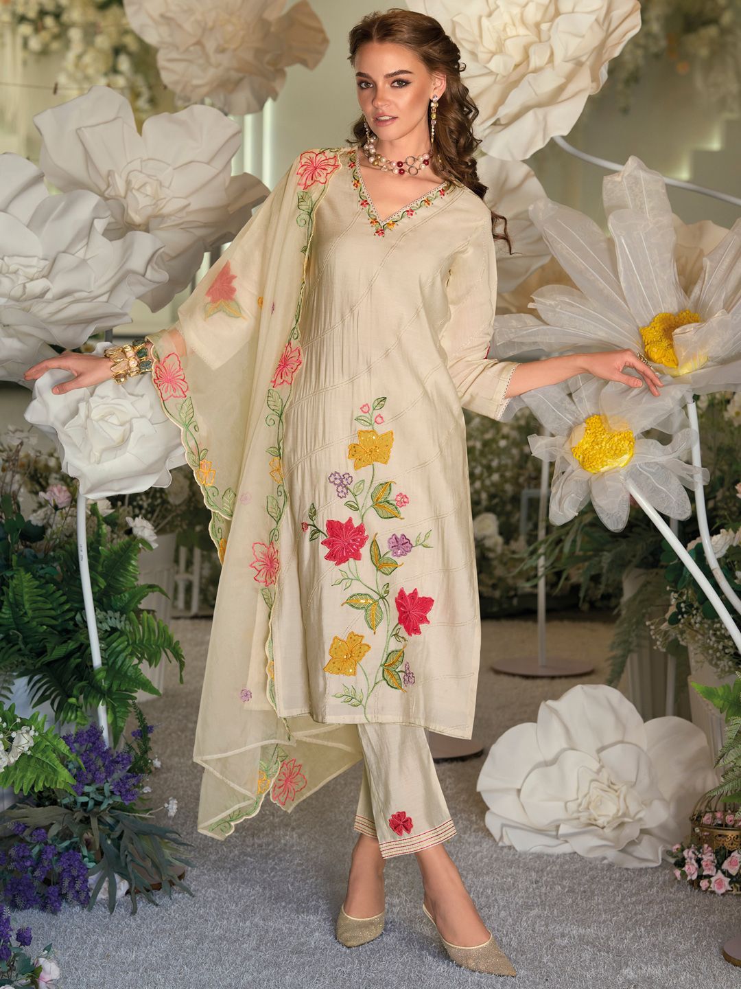 Women Floral Embroidered Regular Thread Work Kurta with Trousers & With Dupatta