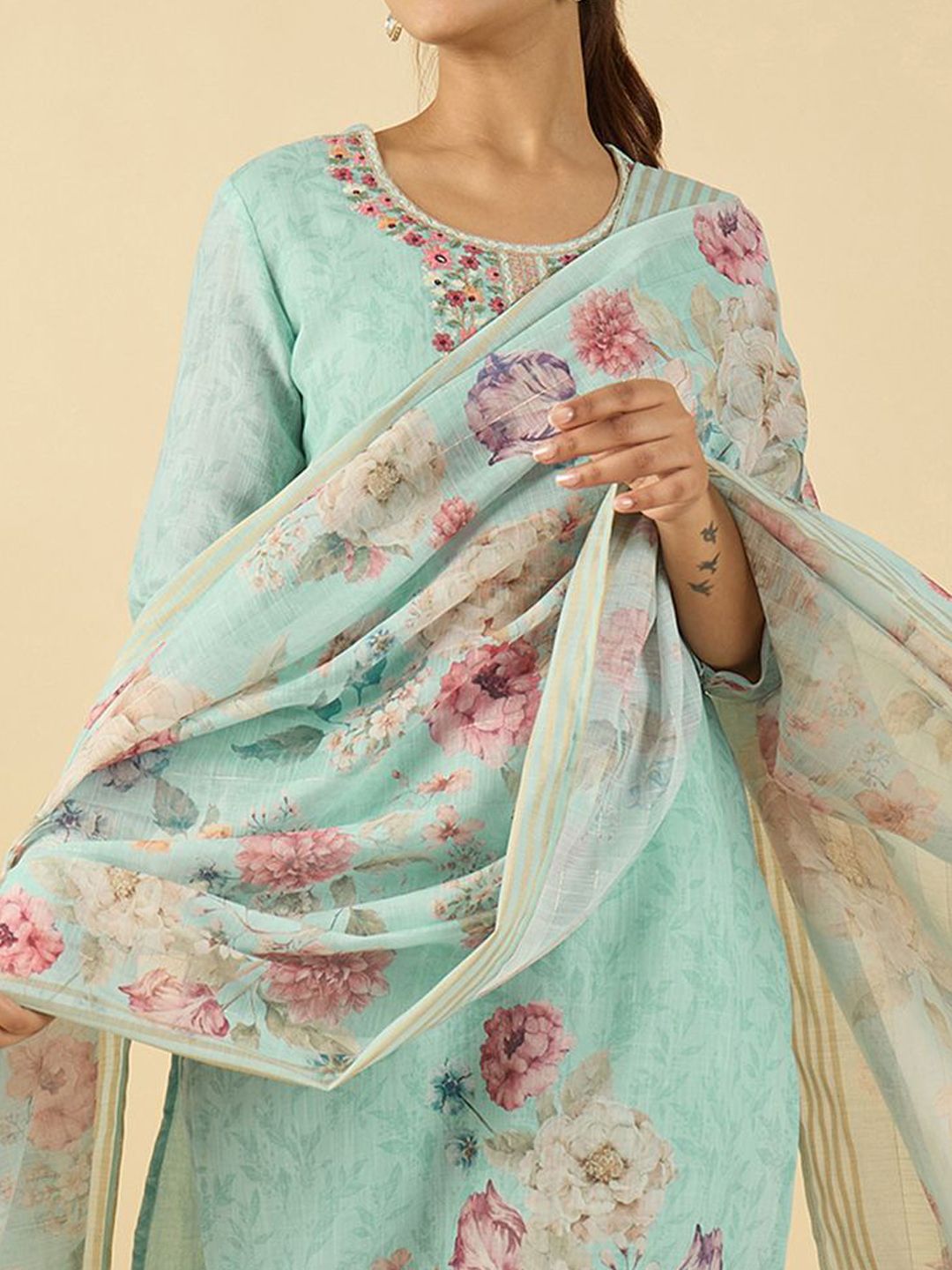 Floral Embroidered Linen Thread Work Straight Kurta & Trousers & Dupatta