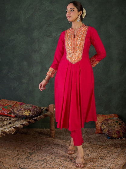 Women Floral Embroidered Kurta with Trousers