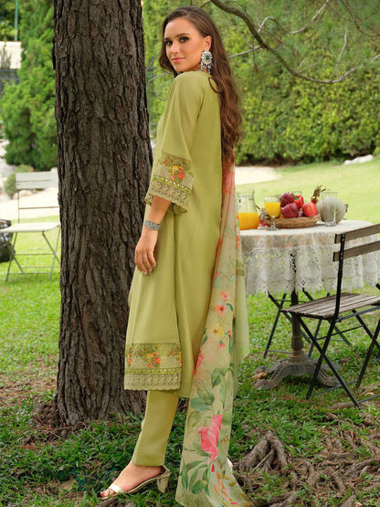 Women Floral Embroidered Regular Thread Work Kurta Trousers With Dupatta