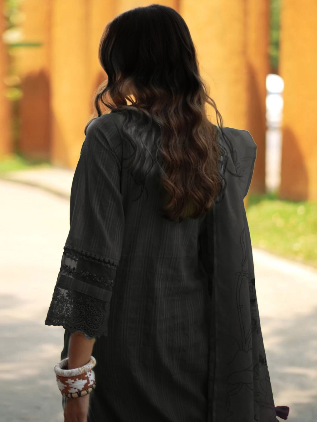 Women Floral Regular Thread Work Linen Kurta with Trousers & With Dupatta