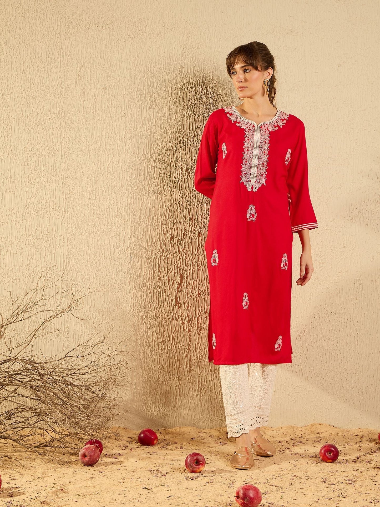 Dhiyona IE Floral Embroidered Sweetheart Neck Machine Weave Straight Kurta