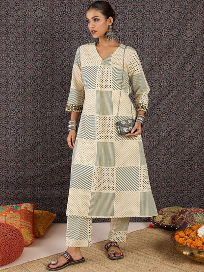 Women Printed Pleated Pure Cotton Kurta with Trousers
