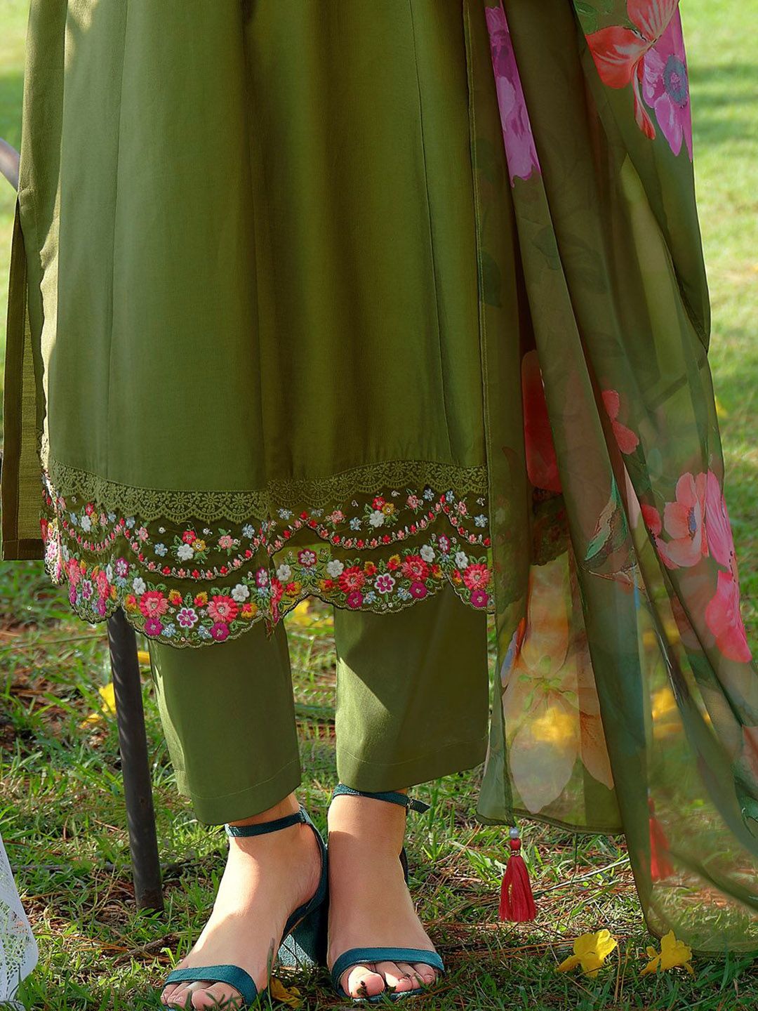 Women Floral Embroidered Thread Work Liva Kurta with Trousers & With Dupatta