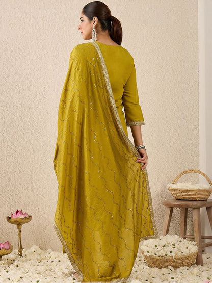 Women Embroidered Regular Thread Work Kurta And Trousers With Dupatta