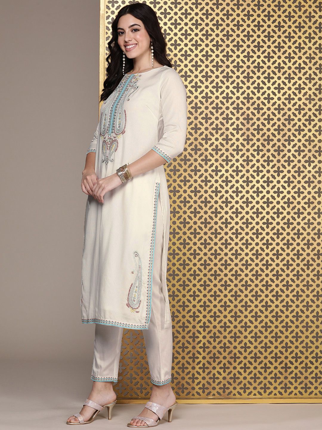Dhiyona PD Women Women Jashn Paisley Yoke Design Thread Work Kurta With Trousers
