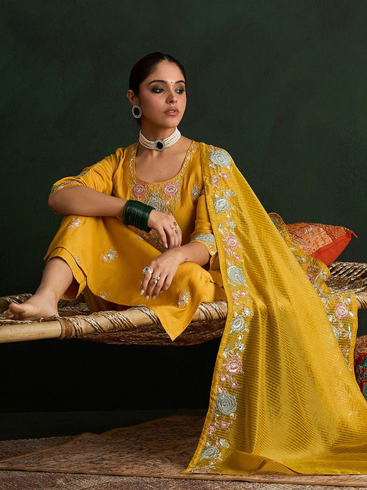 Dhiyona IE Women Floral Embroidered Regular Thread Work Kurta with Trousers & With Dupatta