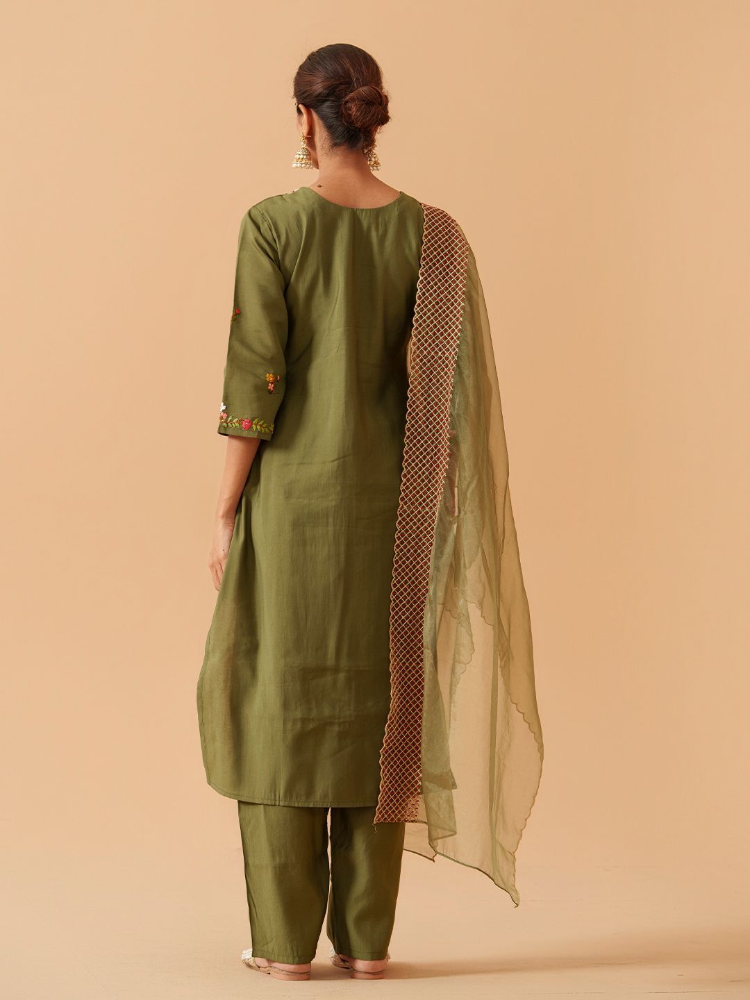 Dhiyona PD Women Women Floral Embroidered Kurta with Trousers & Dupatta