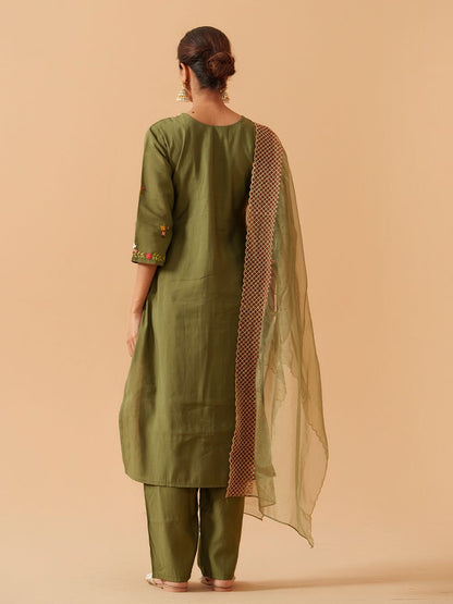 Dhiyona PD Women Women Floral Embroidered Kurta with Trousers & Dupatta
