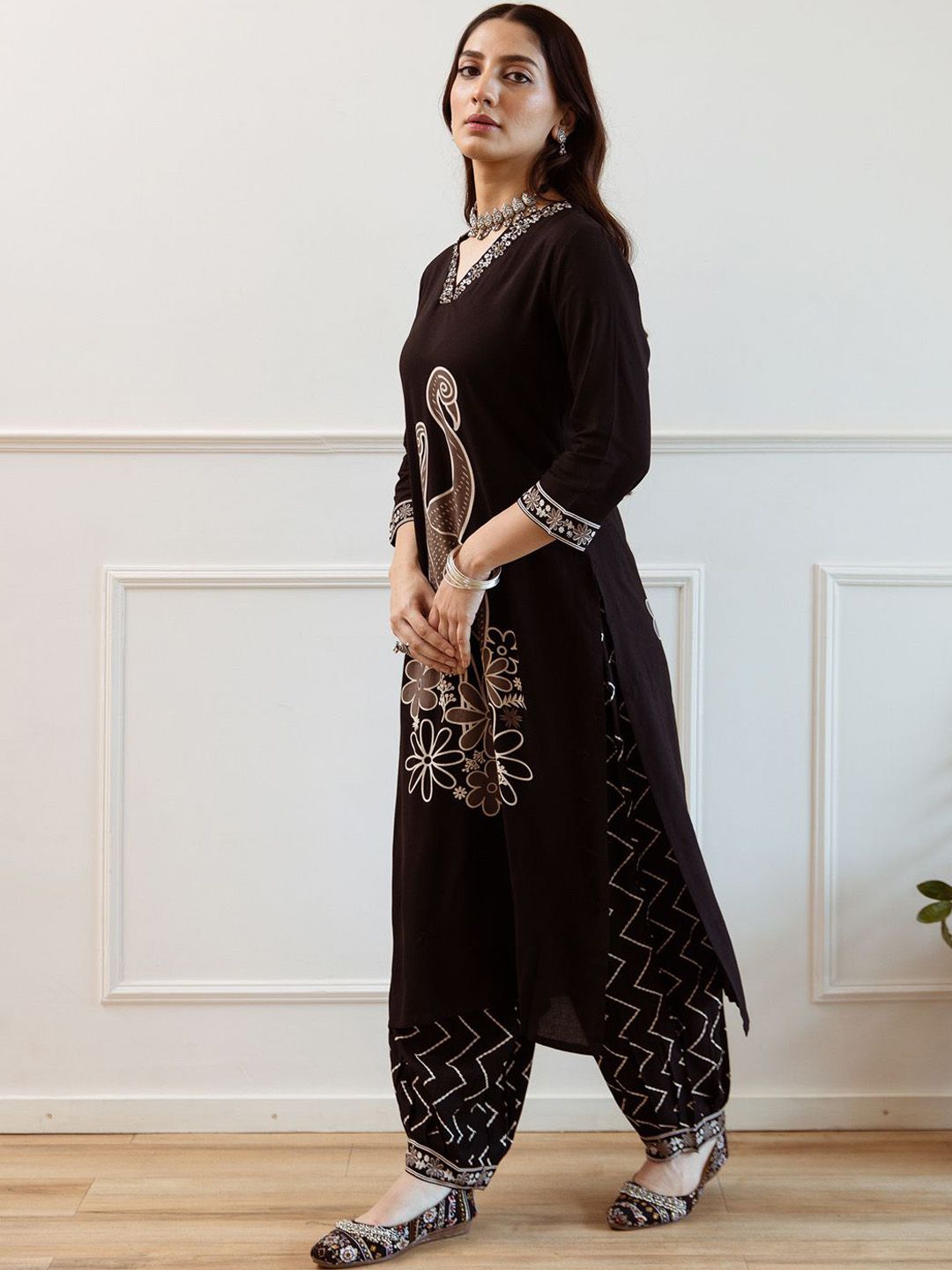 Dhiyona IE Women Embroidered Regular Beads and Stones Kurta with Trousers