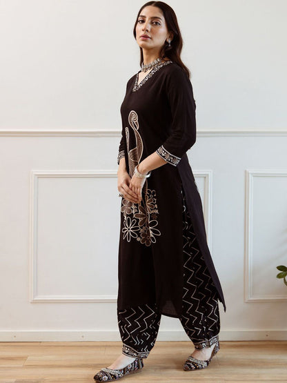 Dhiyona IE Women Embroidered Regular Beads and Stones Kurta with Trousers