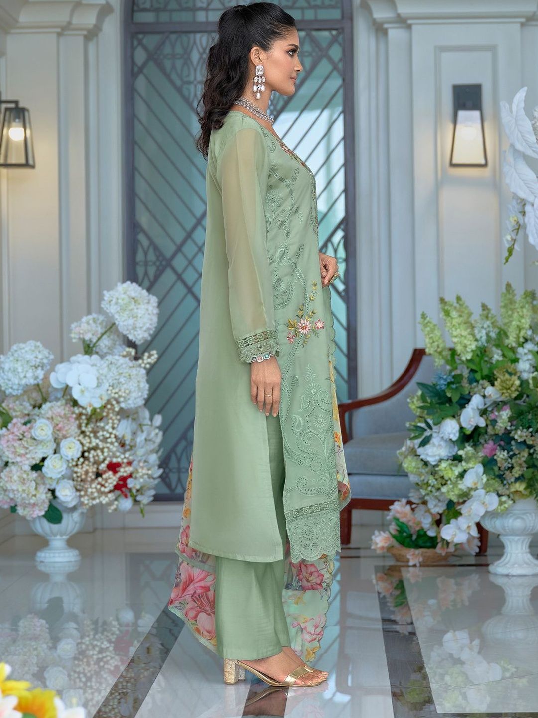 Women Floral Embroidered Regular Thread Work Kurta with Trousers & With Dupatta