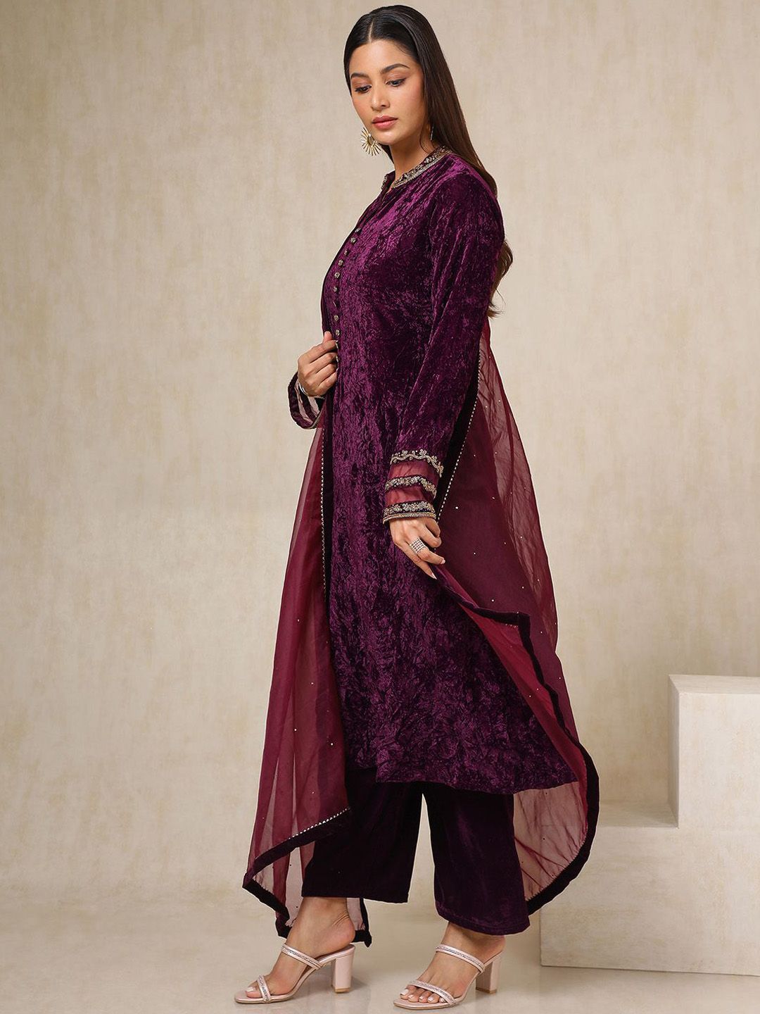 Dhiyona SO Women's Women Regular Beads and Stones Velvet Kurta with Palazzos & With Dupatta