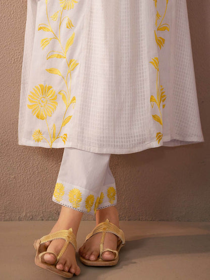 Dhiyona IE Women Floral Embroidered Regular Thread Work Pure Cotton Kurta with Trousers & With Dupatta