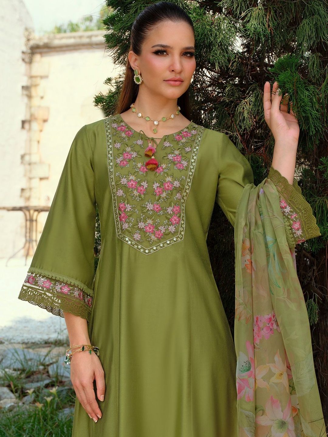 Floral Embroidered Round Neck Thread Work Kurta With Trousers & Dupatta