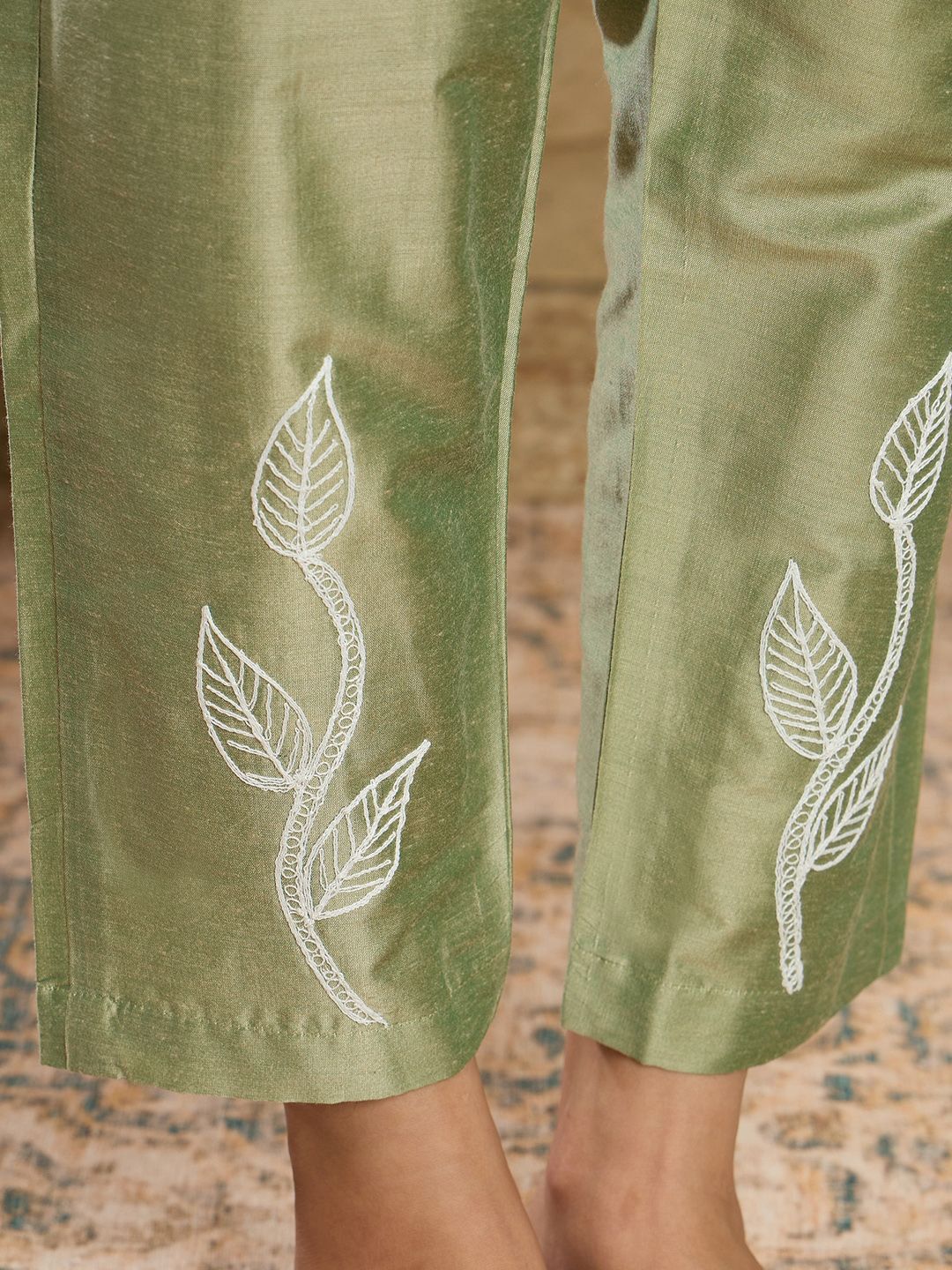 Women Floral Embroidered Regular Thread Work Kurta with Trousers