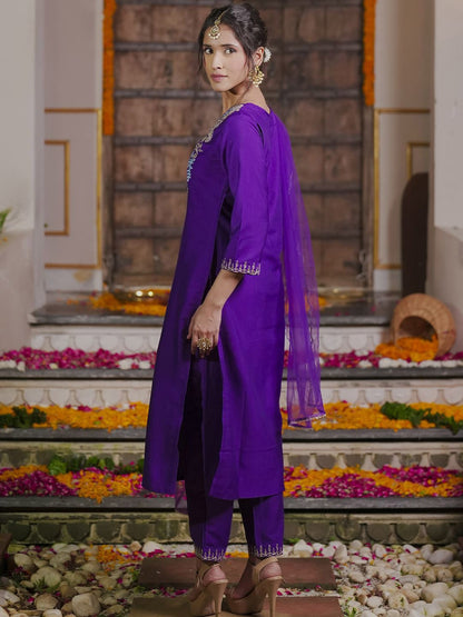 Women Floral Embroidered Regular Thread Work Kurta with Trousers & With Dupatta