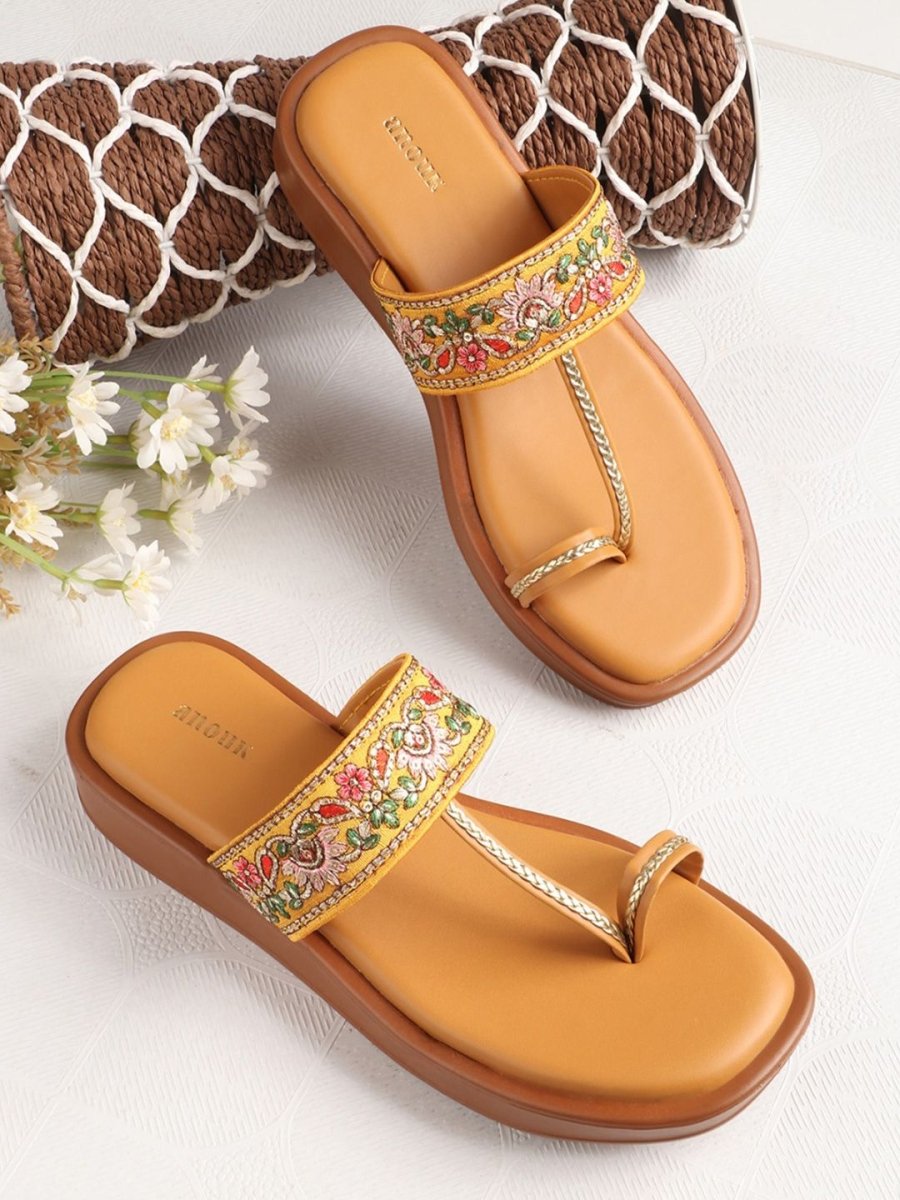 Dhiyona AK Women Embellished Ethnic One Toe Flats