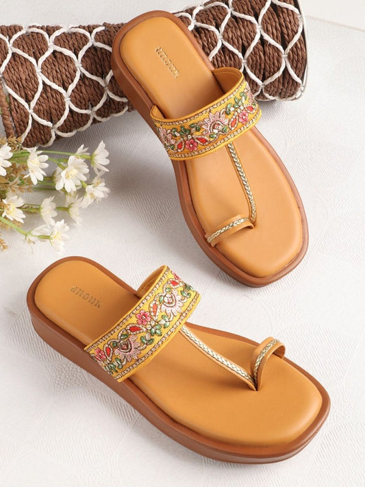 Dhiyona AK Women Embellished Ethnic One Toe Flats