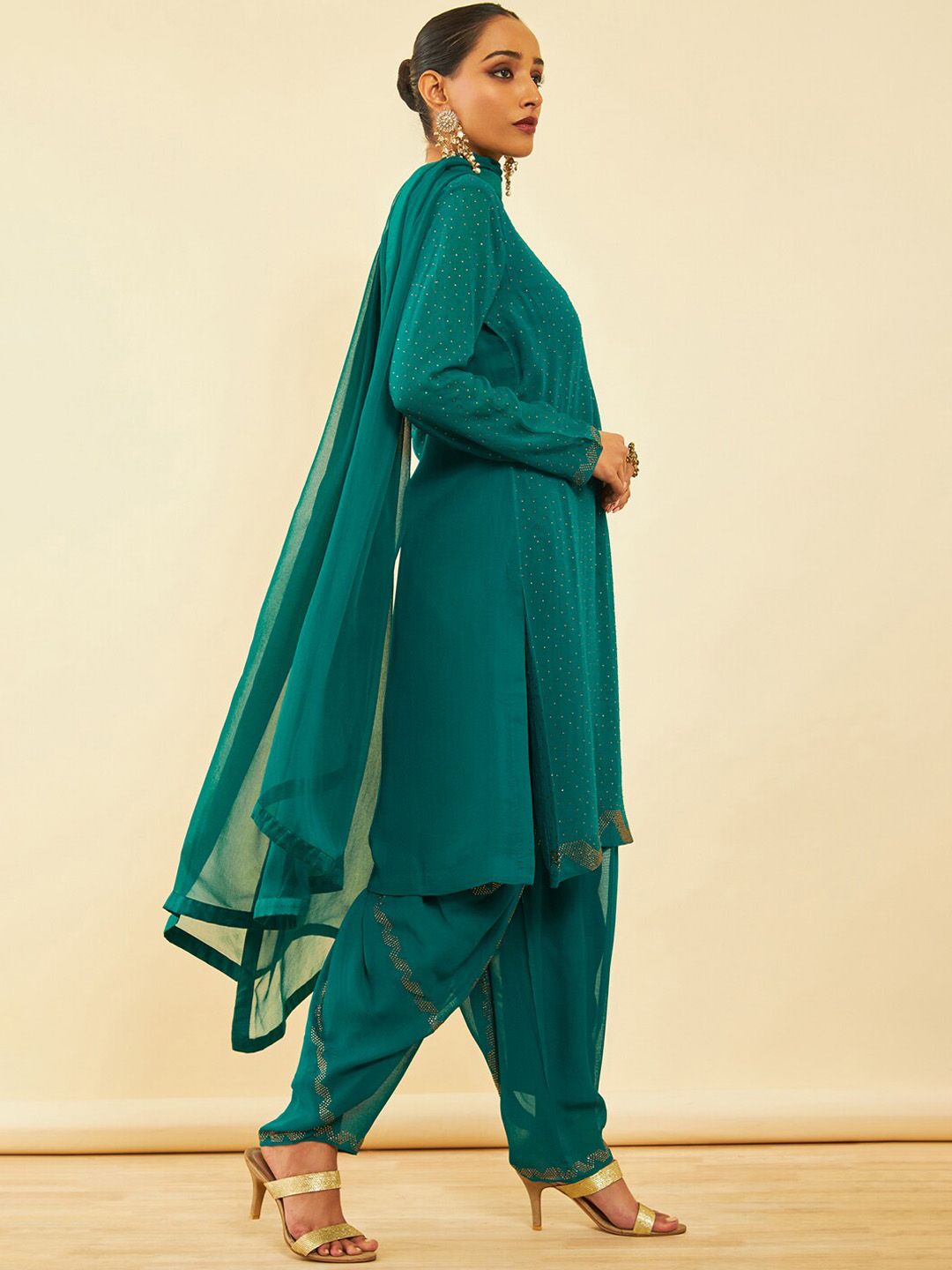 Dhiyona SO Women's Embroidered V-Neck Long Sleeves Beads and Stones Kurta Set