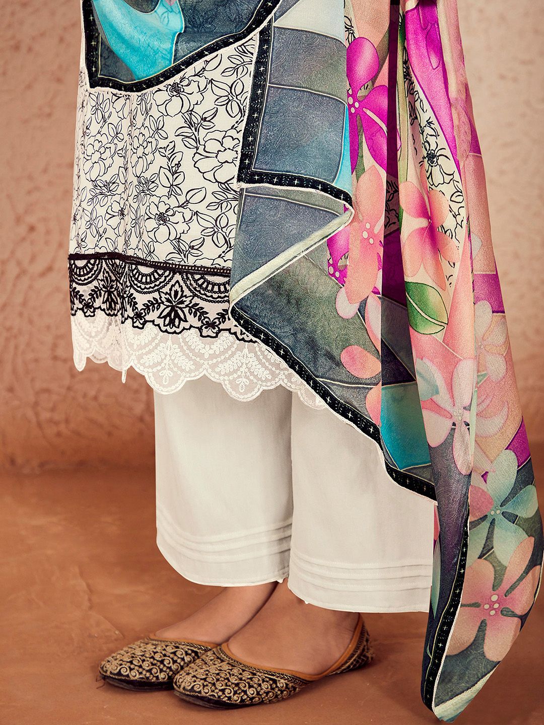 Dhiyona IE Women Floral Printed Regular Thread Work Kurta with Trousers & With Dupatta