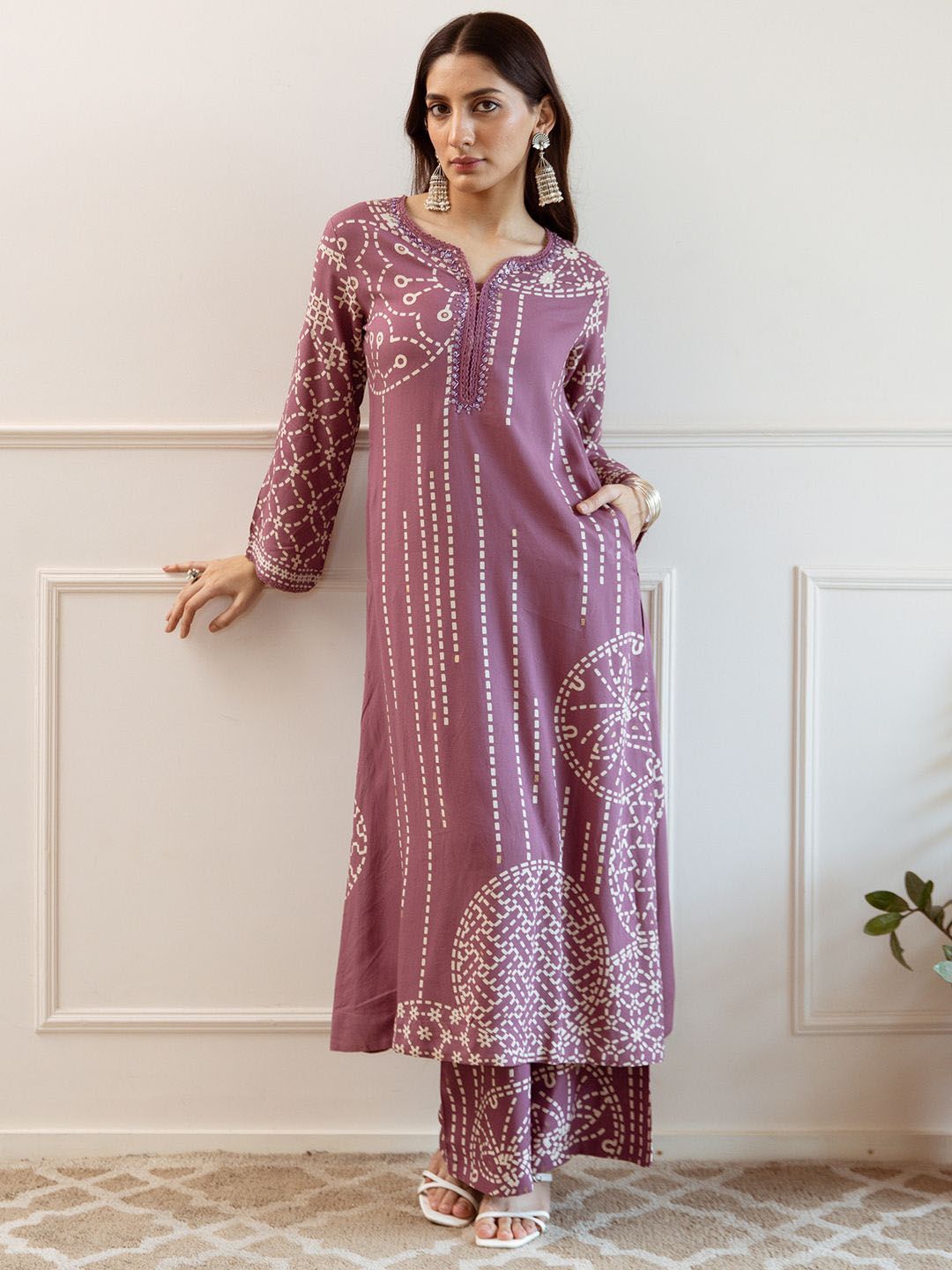 Dhiyona IE Women Printed Regular Beads and Stones Kurta with Trousers