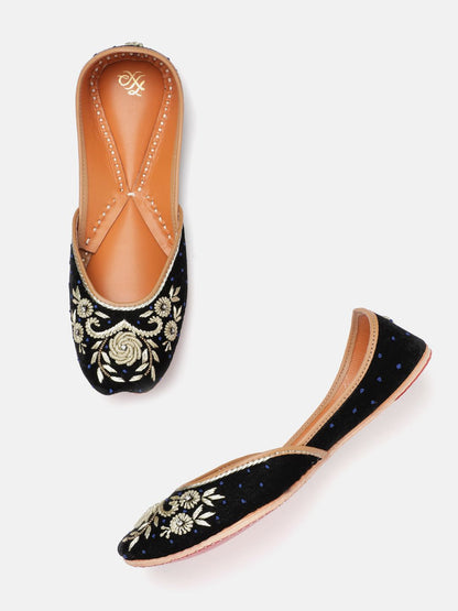Dhiyona HOP Women Floral Embroidered Mojaris