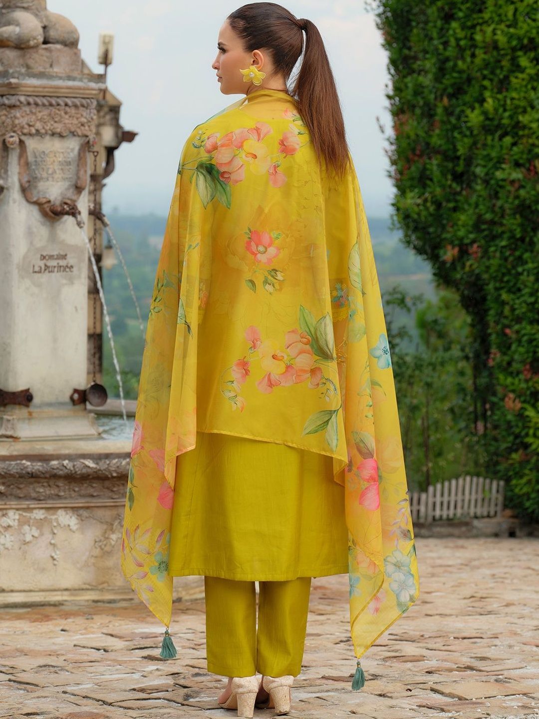Women Floral Embroidered Regular Thread Work Kurta And Trousers With Dupatta