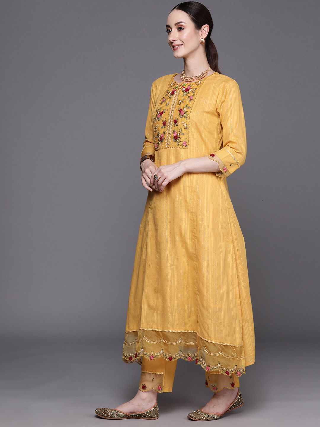 Floral Embroidered Regular Thread Work Pure Cotton Kurta With Trousers & Dupatta