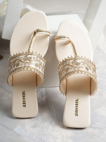 Dhiyona AK Dhiyona AK White Embellished One Toe Ethnic Flats
