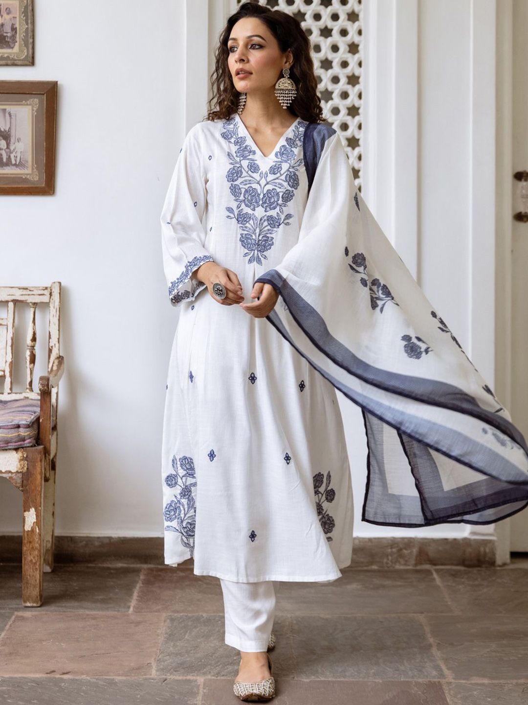 Women Floral Embroidered Regular Thread Work Pure Cotton Kurta with Trousers & With Dupatta