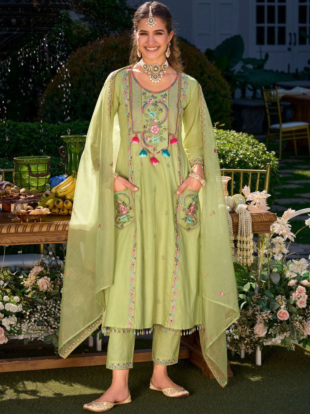 Dhiyona IE Women Floral Embroidered Regular Thread Work Kurta with Trousers & With Dupatta
