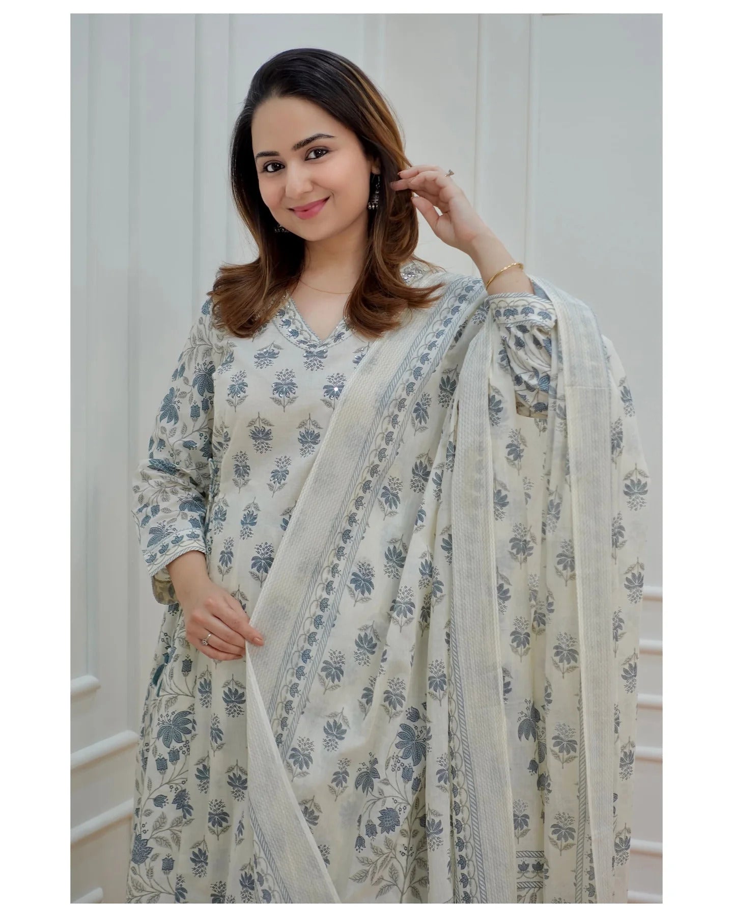 Women White Printed Viscose Rayon Kurta And Pant Set