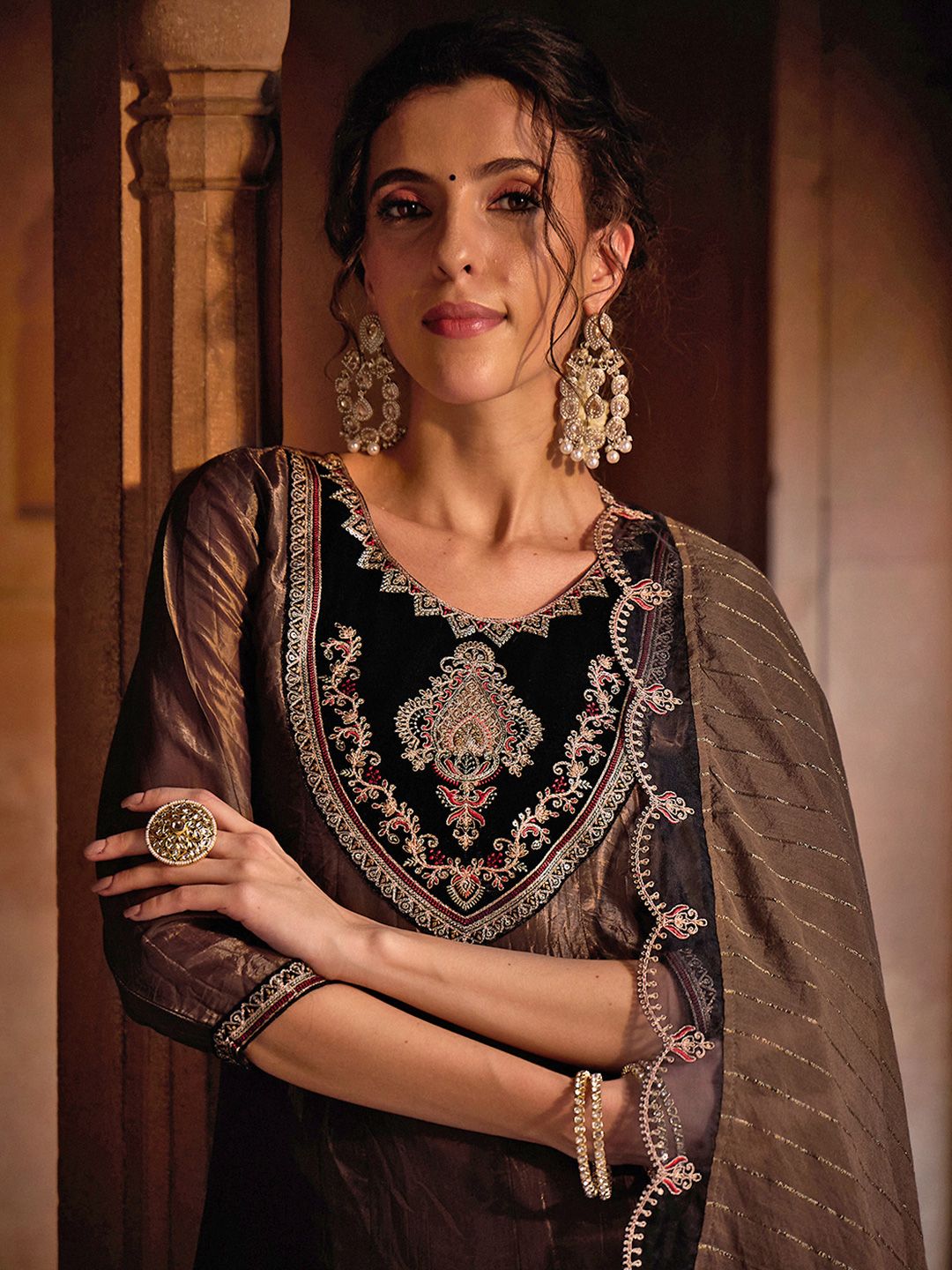 Dhiyona CH Embroidered Kurta Set With Contrast Neck