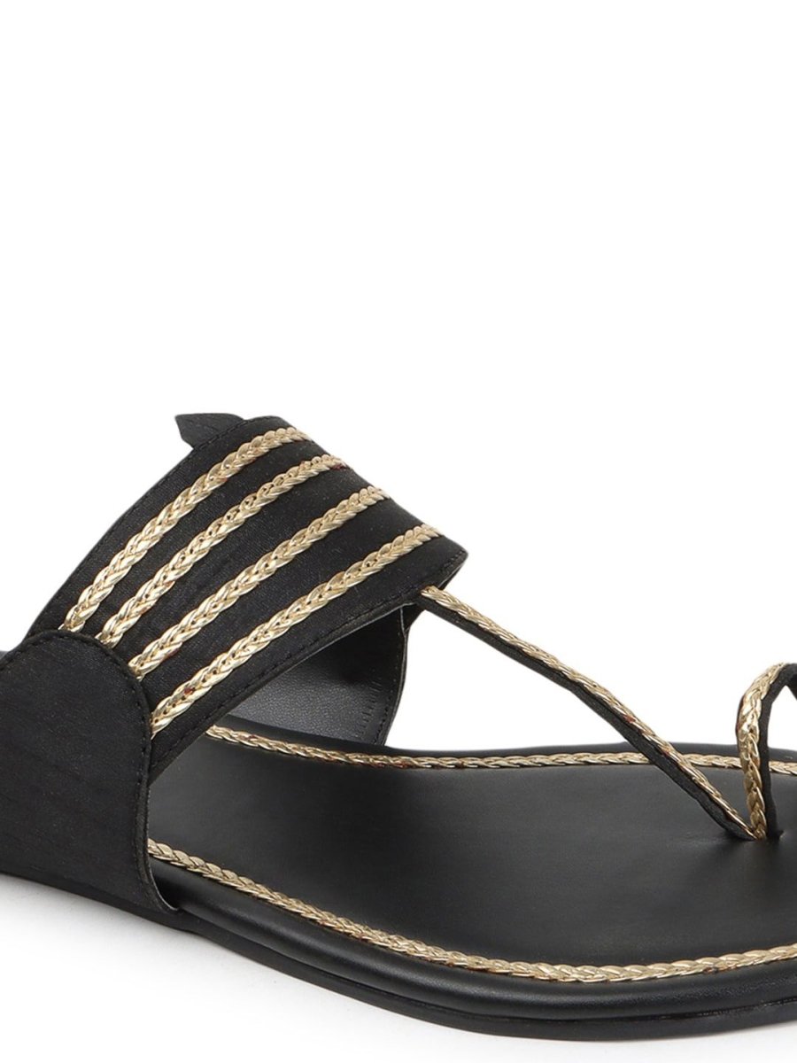 Dhiyona AK Women Black Textured One Toe Flats