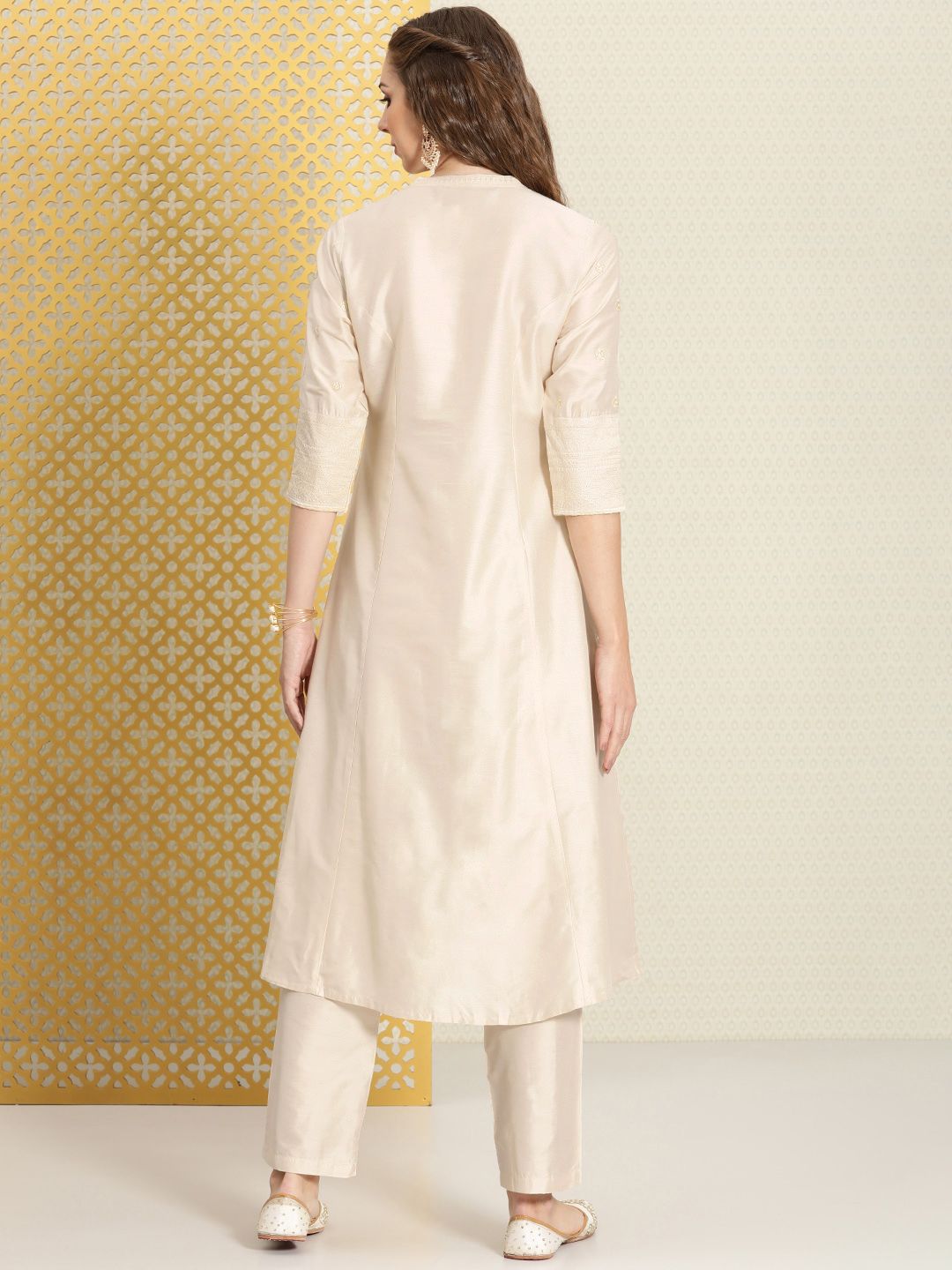 Dhiyona PD Women Women Ethnic Motifs Embroidered Thread Work Jashn Kurta with Trousers