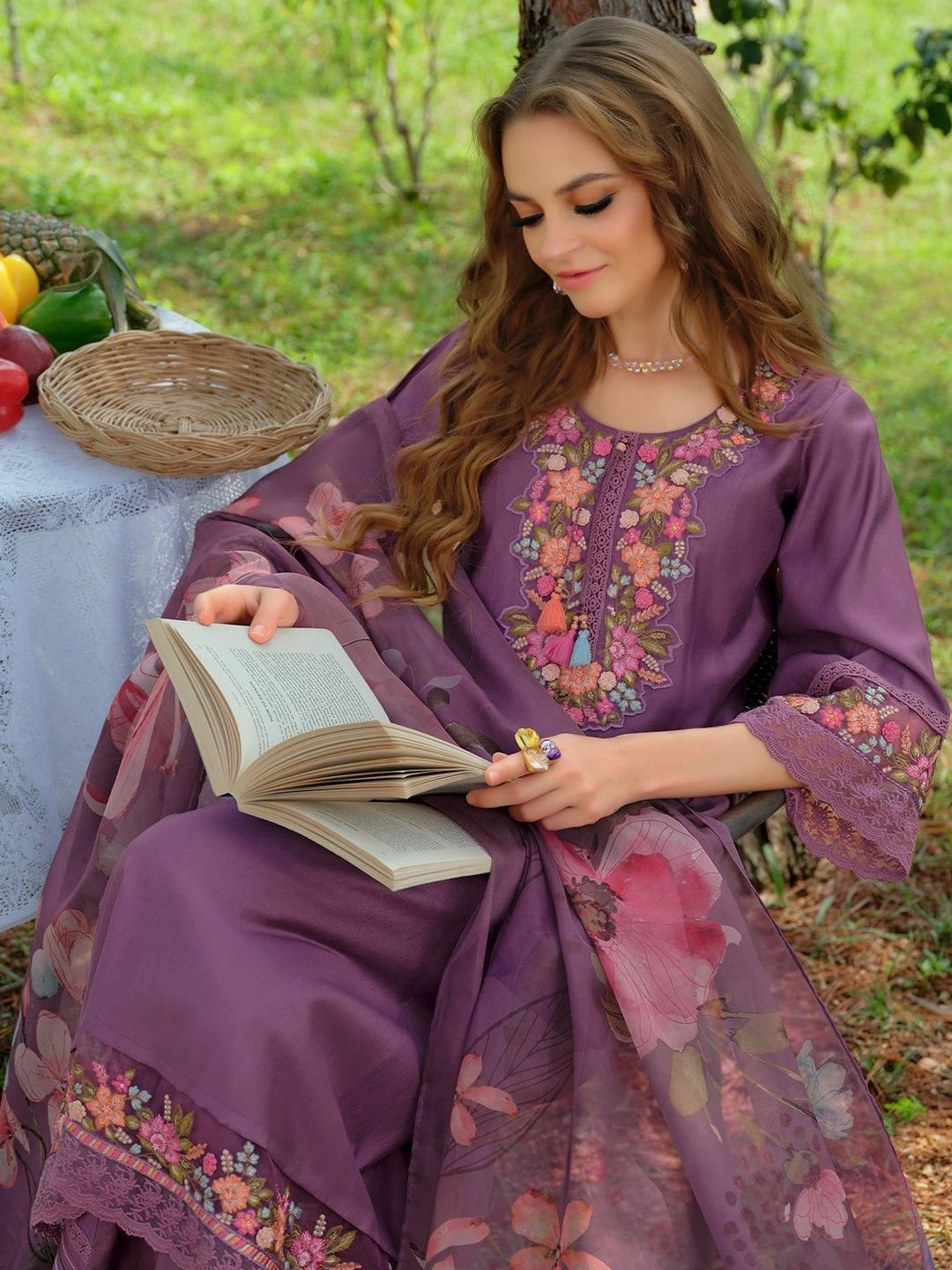 Women Floral Embroidered Regular Thread Work Liva Kurta with Trousers & With Dupatta