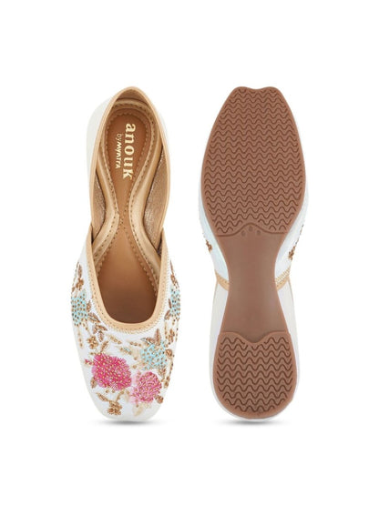 Dhiyona AK Women Embellished Mojaris Flats